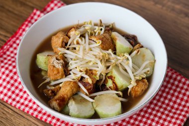 Bir kase Lontong Balap, uzun pirinç kekleri, fasulye lahanaları, kızarmış tofu, leno (perkedel kacang tolo) ve mayalanmış karides ezmesi (petis) ile yapılmış geleneksel Endonezya yemeği.).