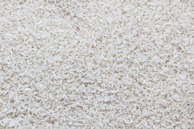 Pişmemiş beyaz pirinç tanecikleri, dokularını ve desenlerini sergiliyorlar..