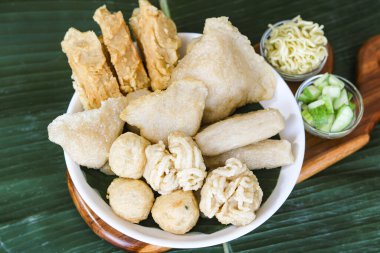 Palembanglı geleneksel bir Endonezya balık keki tabağı olan Pempek 'in (veya Empek-Empek-Empek) yer aldığı cömert bir tabak..