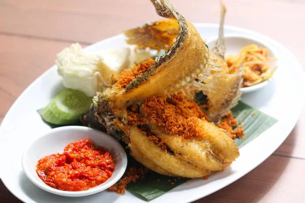 Kızarmış Gourami (Gurame Goreng), popüler bir Endonezya yemeğidir. Çıtır çıtır kırıntılar serpiştirilmiş ve yanında taze lahana, salatalık dilimleri ve ateşli kırmızı bir sambal ya da sambel var..