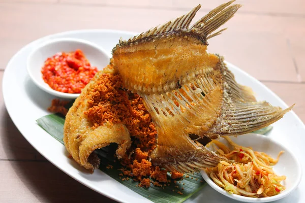 Bir tabak kızarmış Gourami (Gurame Goreng), popüler bir Endonezya yemeği. Çıtır çıtır kırıntılar serpiştirilmiş ve yanında taze lahana, salatalık dilimleri ve ateşli kırmızı bir sambal ya da sambel var..