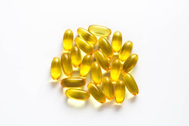 Beyaz arka planda izole edilmiş balık yağı kapsülleri. Ek ambalajlar, besin maddeleri, sağlıklı ürün listeleri ve sağlık hizmeti pazarlama görselleri için ideal.