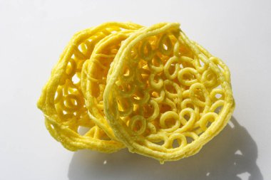 İki adet Kerupuk Mie Keriting ya da beyaz arka planda izole edilmiş kıvırcık sarı erişteli kraker..