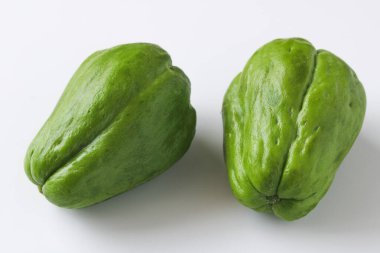 Beyaz arka planda iki taze çakal. Bu sebzeler taze dokuları ve yemekteki çok yönlülükleriyle değerlidir..