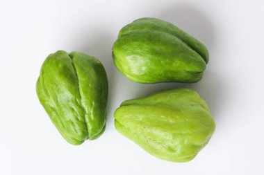 Beyaz arka planda üç yeni bayanın üst görüntüsü. Bu sebzeler taze dokuları ve yemekteki çok yönlülükleriyle değerlidir..