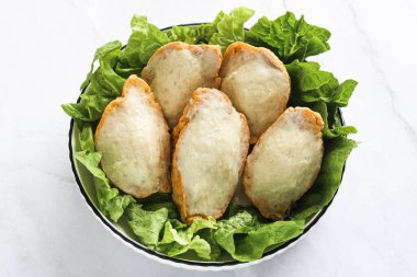 Taze, altın sarısı Tahu Bakso Ikan 'ın (Tofu Balık Köftesi) kıtır marul yatağında sunduğu nefis bir manzara..