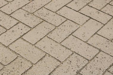 Kapalı bronzlaşmış tuğlalarla dolu asfalt bir yüzeyin tam çerçevesi geometrik desende.