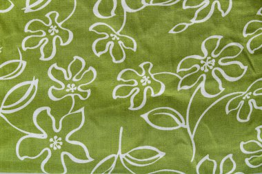 Canlı bir yeşilde, gelişigüzel, tekrarlayan beyaz çiçek desenli bir tekstil arka planı. Baskıda hafif tropikal ya da orta yüzyıl estetiği var..