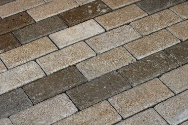 Tam bir çerçeve, köşegen dış kaldırım ya da taş blokların görüntüsü. Dikdörtgen taşlar hareket eden bir bağ deseninde yerleştirilmiş ve doğal bir taş renk paletine sahipler..