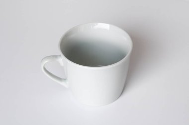 Pürüzsüz beyaz arkaplan ile izole edilmiş beyaz seramik kahve fincanı ya da çay fincanı manzarası..