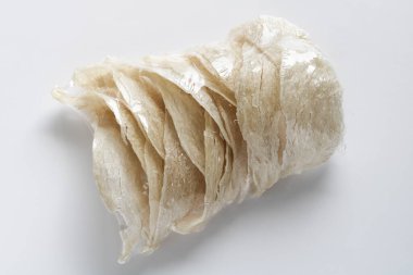 Çoklu kurutulmuş, çiğ yenebilir kuş yuvalarının temiz plastik ambalajlarla sıkıca istiflenmiş ve emniyete alınmış görüntüsü..