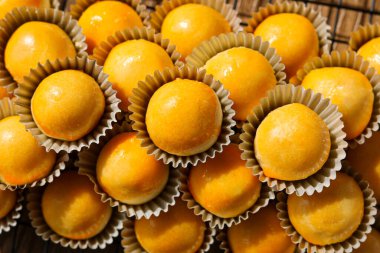 Yeni pişmiş Nastar turtalarından oluşan yakın çekim yığını festival sezonlarında çok sevilen bir ziyafet. Bu hamur işleri tatlı, keskin ananas reçeli ile doldurulur ve imzalı parlak bir jöleyle bitirilir..