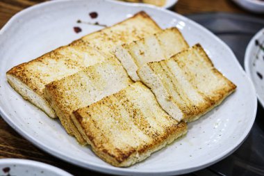 Bir tabak kalın tofu (Dubu Jeon), klasik ve sağlıklı bir Kore yemeği..