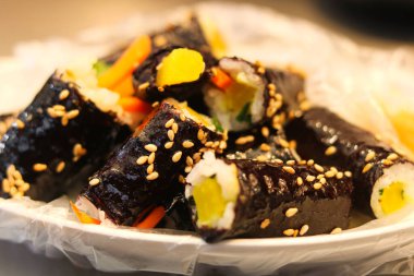 Mini Gimbap dürümleri, Mayak Gimbap olarak bilinir. Plastik bir tabakta servis edilen otantik bir Kore sokak yemeği..