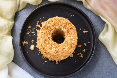 Hafif ve havadar bir Chiffon Pastası 'nın üst manzarasında bol miktarda bisküvi kırıntısı var..