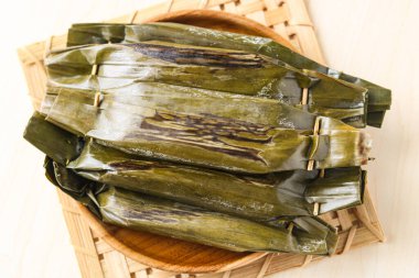 Lezzetli Pepes Tahu (Endonezya buğulaması veya muz yapraklarında ızgara tofu) ile dolu bir tabak. Muz yapraklarının içinde lezzetli, aromatik baharatlı ipek tofu püresi var..