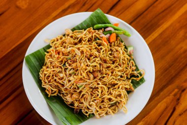 Klasik bir Mie Tek Tek tabağı, Endonezya 'nın sevilen sokak yemekleri. Kızarmış erişteler sebze, et ve biraz tatlı soya sosuyla kaplanmış..