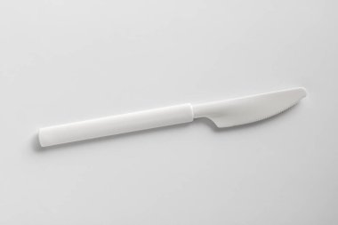 Beyaz bir bıçağın yakın çekimi, temiz beyaz bir arkaplanda izole edilmiş..