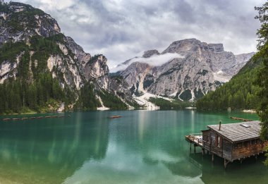 Dolomitler 'in vahşi dağlarında nefes kesici bir yaz günü, Lago di Braies, İtalya