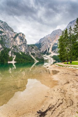 Dolomitler 'in vahşi dağlarında nefes kesici bir yaz günü, Lago di Braies, İtalya