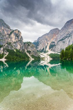 Dolomitler 'in vahşi dağlarında nefes kesici bir yaz günü, Lago di Braies, İtalya