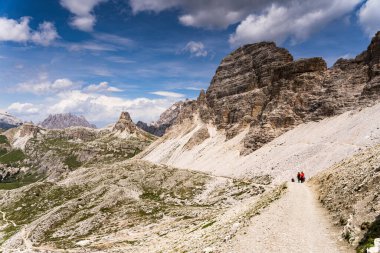 Tre Cime di Lavaredo 'da sakin bir yaz günü, Dolomitlerin ünlü kayaları, Güney Tirol, İtalya