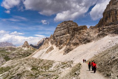 Tre Cime di Lavaredo 'da sakin bir yaz günü, Dolomitlerin ünlü kayaları, Güney Tirol, İtalya