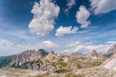 Tre Cime di Lavaredo 'da sakin bir yaz günü, Dolomitlerin ünlü kayaları, Güney Tirol, İtalya
