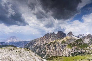 Tre Cime di Lavaredo 'da sakin bir yaz günü, Dolomitlerin ünlü kayaları, Güney Tirol, İtalya