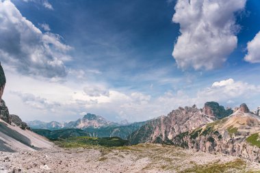 Tre Cime di Lavaredo 'da sakin bir yaz günü, Dolomitlerin ünlü kayaları, Güney Tirol, İtalya