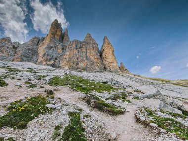 Tre Cime di Lavaredo 'da sakin bir yaz günü, Dolomitlerin ünlü kayaları, Güney Tirol, İtalya