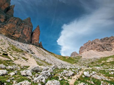 Tre Cime di Lavaredo 'da sakin bir yaz günü, Dolomitlerin ünlü kayaları, Güney Tirol, İtalya