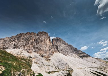 Tre Cime di Lavaredo 'da sakin bir yaz günü, Dolomitlerin ünlü kayaları, Güney Tirol, İtalya
