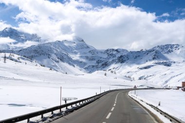 Dağ geçidi, karlı dağlar boyunca uzanan yol. Yüksek kalite fotoğraf