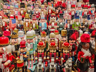 Bir sürü tahta fındıkkıran bebeğinin yakın çekimi. Yüksek kalite fotoğraf