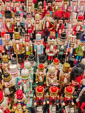 Bir sürü tahta fındıkkıran bebeğinin yakın çekimi. Dikey fotoğraf. Yüksek kalite fotoğraf