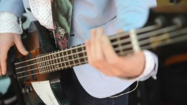 Человек играет на бас-гитаре — стоковое видео