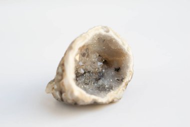 Doğal mineral aroması. Yakın çekim fotoğrafı. Siyah küçük içerikli bej kristal.