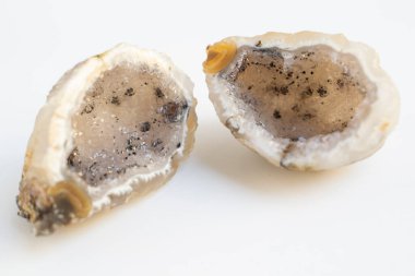 Doğal mineral aroması. Yakın çekim fotoğrafı. Bir çift bej kristal ve siyah küçük eklentiler..