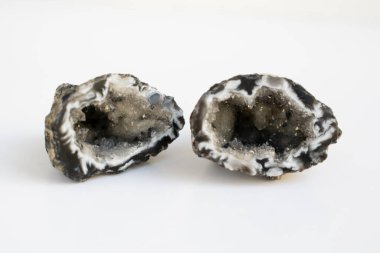 Doğal mineral siyah agat. Yakın çekim fotoğrafı. Beyaz küçük içerikli bej kristal.