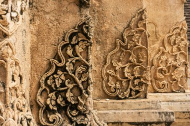 Lanna Krallığı 'nın (Kuzey Tayland) zamansız ve ayırt edici mimari mirası, Wat Phra That Lampang Luang' ın benzersiz kompleksini ortaya koymaktadır. İlk resim