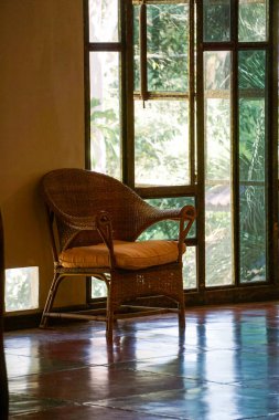 Verdant Whispers Concept: Etkili ve rüzgârlı fırça darbeleriyle verimli bir ağacın akışkan hareketini yakalayan minimalist dijital bir tablo