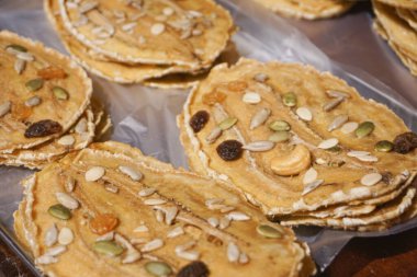 Tahıllı ve fındıklı muz kabuğu. Ekstra tohumlar, kuru üzümler ve kaju fıstıklarıyla kaplı güneşte kurutulmuş muz çarşafları. Modern, sağlıklı bir Tayland klasiği..