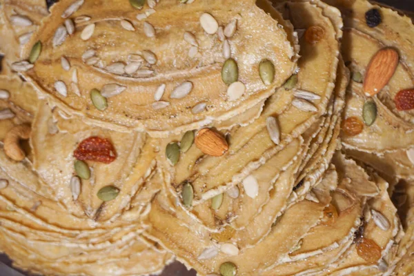 Tahıllı ve fındıklı muz kabuğu. Ekstra tohumlar, kuru üzümler ve kaju fıstıklarıyla kaplı güneşte kurutulmuş muz çarşafları. Modern, sağlıklı bir Tayland klasiği..