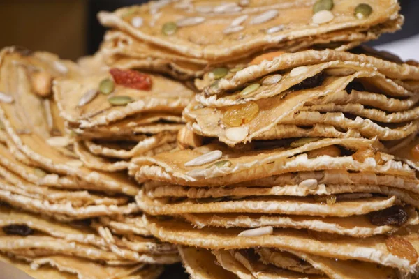 Sağlıklı Tahıllı Muz Kabuğu. Ekstra tohumlar ve fındıkla kaplı güneşte kurutulmuş muz çarşafları. Modern, besin yoğunluğunda Tayland yemeği, doğal tatlılık..