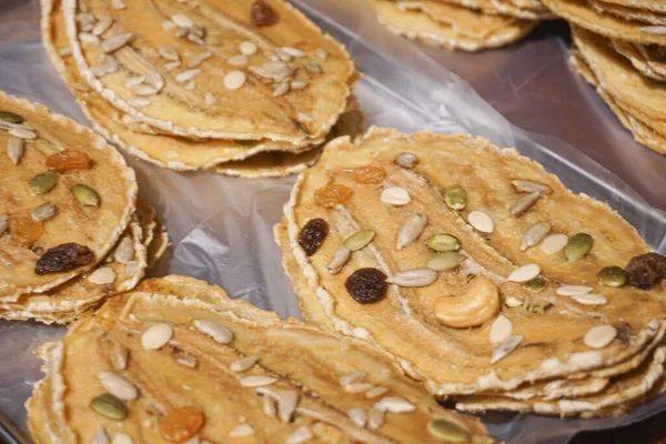 Tahıllı ve fındıklı muz kabuğu. Ekstra tohumlar, kuru üzümler ve kaju fıstıklarıyla kaplı güneşte kurutulmuş muz çarşafları. Modern, sağlıklı bir Tayland klasiği..