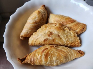 Taze Altın Currypuff Beyaz Kasede Kahvaltı ve Brunch Anları İçin Hazır