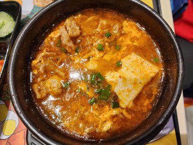 Baharatlı Mapo Tofu Kil kapta Domuz eti, Yeşil soğan ve Chili yağı