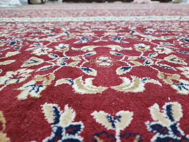 Çiçeksel Doğu Tasarımı Detaylı Kırmızı İran halısı desenli