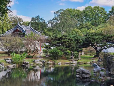 Ming Xiaoling Anıt Mezarı - Ming Xiaoling Anıt Mezarı, Çin 'deki ilk Ming Mezarı, Ming Hanedanı' nın ilk zamanlarındaki en büyük mimari ve taş oyma sanatını temsil eden görkemli ve görkemli bir yerdir.
